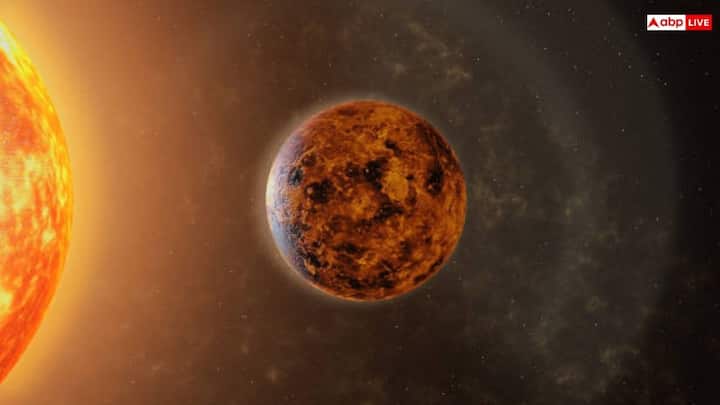 शुक्र ग्रह को अपनी धुरी पर एक पूरा चक्कर लगाने में लगभग 243 पृथ्वी दिन लगते हैं. यह एक दिन को परिभाषित करता है. हैरानी की बात यह है कि यह सूर्य के चारों ओर एक कक्षा सिर्फ 225 दिनों के अंदर पूरी करता है. इसका मतलब है कि शुक्र ग्रह पर एक पूरा साल बीत जाता है इससे पहले की ग्रह एक दिन और रात का चक्र पूरा करें.