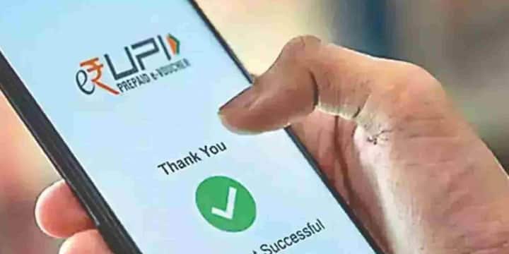 विदेशों में UPI का इस्तेमाल करना भी उतना ही आसान है जितना भारत में. PhonePe, Google Pay या Paytm जैसे UPI सपोर्टेड ऐप्स से QR कोड स्कैन करते ही पेमेंट कुछ ही सेकेंड में पूरा हो जाता है. यही वजह है कि भारतीय टूरिस्ट्स और बिज़नेस ट्रैवलर्स के बीच यह सुविधा तेजी से लोकप्रिय हो रही है. खास बात यह है कि इसमें अलग से इंटरनेशनल कार्ड या अतिरिक्त चार्ज की चिंता नहीं करनी पड़ती.