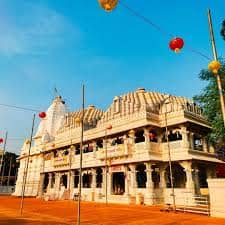 आंगणे कुटुंबियांचं खाजगी मंदिर म्हणून तेथे तसा फलकही लावण्यात आलायं. मात्र, नवसाला पावणारी देवी अशी ख्याती असल्यानं देवीचं दर्शन सर्वांसाठी खुलं असतं. यावेळी गाऱ्हाणं आणि नवस बोलून अनेक भाविक आपल्या मनोकामना पूर्ण व्हाव्यात यासाठी भराडीदेवीचं दर्शन घेतात.