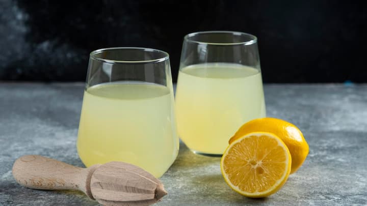 किडनी की समस्या वाले लोगों को खाली पेट नींबू पानी पीने से बचना चाहिए। विशेषज्ञों के अनुसार, नींबू पानी किडनी पर अतिरिक्त दबाव डालता है, जिससे स्वास्थ्य संबंधी समस्याएं हो सकती हैं। किडनी की बीमारी से पीड़ित लोगों को नींबू पानी पीने से विशेष रूप से परहेज करना चाहिए।