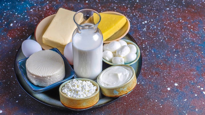 मध्य पूर्व और एशियाई देशों में बड़ी संख्या में भारतीय प्रवासी रहते हैं, जिनकी खान-पान की आदतों में घी और दूध अहम भूमिका निभाते हैं. इसके अलावा भारतीय घी की शुद्धता और स्वाद को अंतरराष्ट्रीय बाजार में काफी पसंद किया जाता है. भारतीय डेयरी उत्पादों की कीमत भी कई देशों की तुलना में किफायती रहती है, जिससे उनकी मांग लगातार बढ़ रही है.