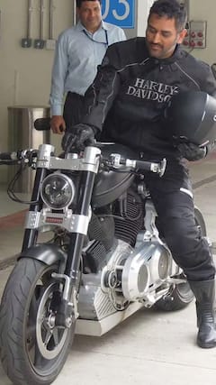 ధోనీ దగ్గర ఉన్న అత్యంత ఖరీదైన బైక్ ఏంటి ?