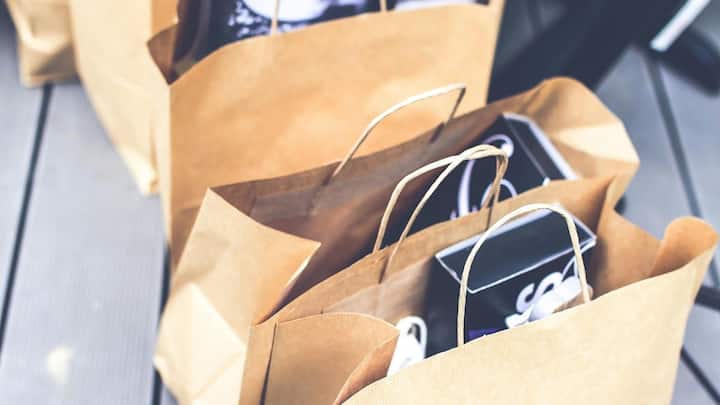 बिना ब्लीच किया हुआ कागज ज्यादा मजबूत रहता है और इसकी लागत भी कम होती है. इसी वजह से दुकानदार और कंपनियां ब्राउन बैग को प्राथमिकता देती हैं. ब्राउन शॉपिंग बैग आमतौर पर क्राफ्ट पेपर से बनाए जाते हैं. क्राफ्ट पेपर लकड़ी के गूदे से बनता है और इसमें प्राकृतिक फाइबर ज्यादा होते हैं.