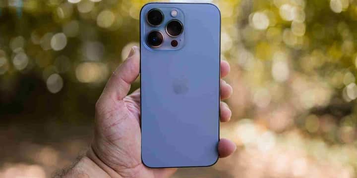 हालांकि शुरुआत में Apple अपने डिवाइसेज पर 9:42 AM का समय दिखाता था. इसकी वजह यह थी कि लॉन्च इवेंट्स को बहुत सटीक प्लानिंग के साथ डिजाइन किया जाता था और आमतौर पर नए प्रोडक्ट को इवेंट शुरू होने के करीब 40 से 42 मिनट बाद दिखाया जाता था. लेकिन साल 2010 में iPad लॉन्च के वक्त Apple ने अपनी टाइमिंग स्ट्रैटेजी में थोड़ा बदलाव किया और समय को 9:41 AM पर फिक्स कर दिया. इसके बाद से iPhone, iPad और MacBook जैसे प्रोडक्ट्स में यही समय दिखाया जाने लगा.