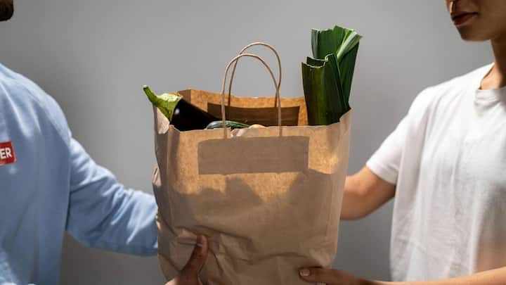 ब्राउन पेपर बैग बनाना सफेद या रंगीन बैग की तुलना में सस्ता पड़ता है. न तो अतिरिक्त रंग चाहिए, न प्रिंटिंग जरूरी होती है. छोटे दुकानदार से लेकर बड़े ब्रांड तक, सभी के लिए यह एक किफायती विकल्प है.