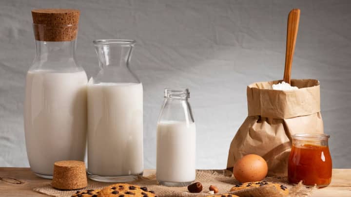 2024-25 में यह आंकड़ा और बढ़ने का अनुमान है. भारत के डेयरी निर्यात में गुजरात कोऑपरेटिव मिल्क मार्केटिंग फेडरेशन, मदर डेयरी और वीआरएस फूड्स जैसी कंपनियों की अहम भूमिका है. ये कंपनियां अंतरराष्ट्रीय मानकों के अनुसार उत्पाद तैयार कर 136 से ज्यादा देशों में भारतीय डेयरी उत्पादों की पहुंच बना चुकी हैं.