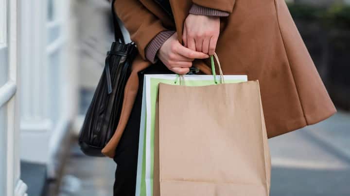 असल वजह रिसाइकलिंग से शुरू जाती है. ज्यादातर पेपर बैग रिसाइकल कागज से बनाए जाते हैं. रिसाइकल कागज का प्राकृतिक रंग भूरा होता है क्योंकि इसमें अखबार, पुराने कार्डबोर्ड और इस्तेमाल किए गए कागज मिलाए जाते हैं. इन सबका मिश्रण मिलकर वही ब्राउन शेड बनाता है, जिसे बदले बिना इस्तेमाल कर लिया जाता है.