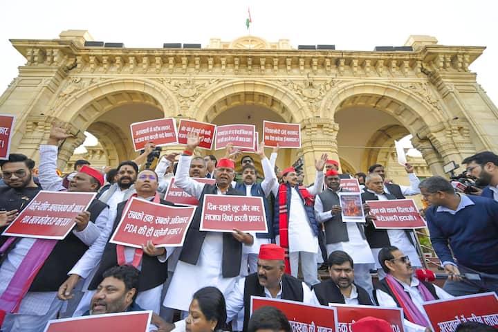 इस दौरान सपा के राष्ट्रीय प्रवक्ता एवं विधान परिषद सदस्य राजेंद्र चौधरी ने कहा कि सरकार हर मोर्चे पर विफल रही है.
