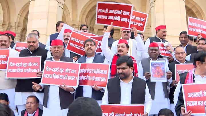 सपा सदस्यों के पहुंचने से पहले वहां राज्यपाल की अगवानी और ‘गार्ड ऑफ ऑनर’ के लिए भारी पुलिस बल तैनात किया गया था, लेकिन सपा सदस्य पुलिस घेरा पार करते हुए प्रतिमा स्थल तक पहुंचे और प्रदर्शन शुरू कर दिया.