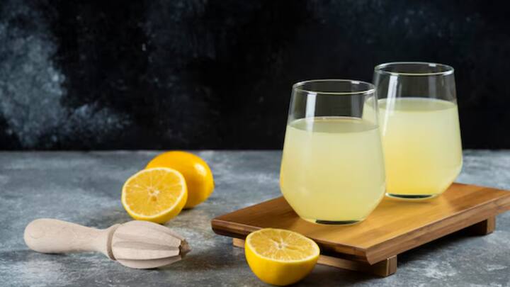 नींबू का अत्यधिक सेवन स्वास्थ्य के लिए हानिकारक हो सकता है। नींबू में मौजूद अम्ल हड्डियों पर नकारात्मक प्रभाव डालता है। इसलिए, खाली पेट नींबू पानी पीने से बचना चाहिए।