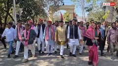 महोबा में फॉर्म-7 के दुरुपयोग का आरोप लगाकर सपा ने किया प्रदर्शन, EC के खिलाफ की नारेबाजी