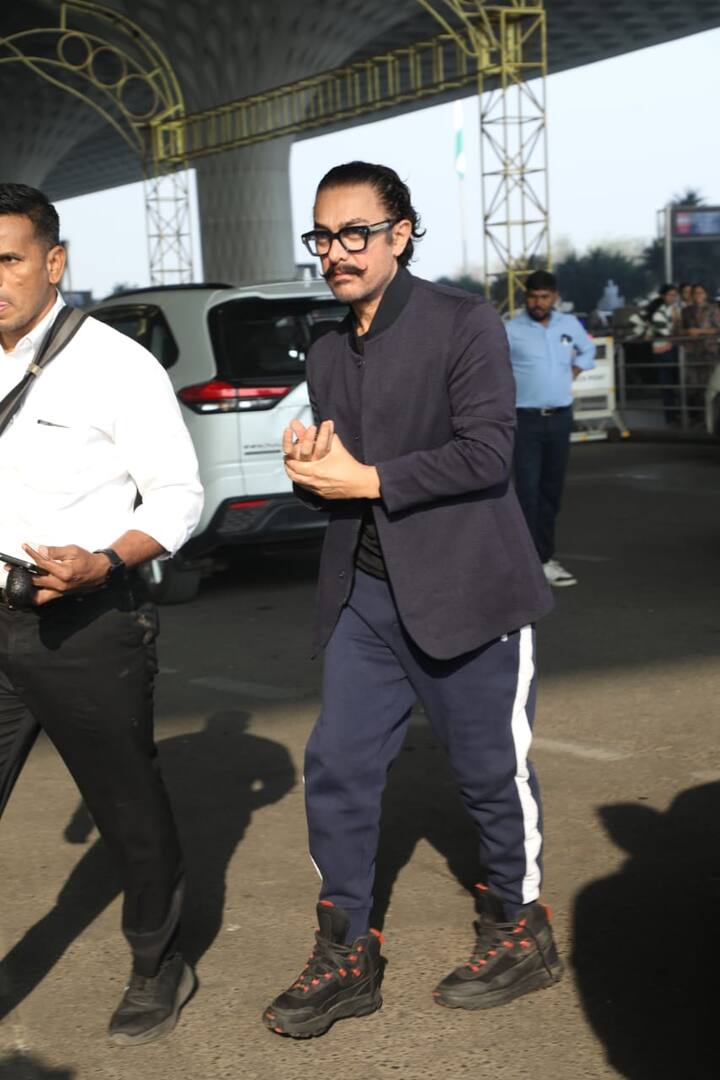 उनकी पूरी एंट्री बेहद स्टाइलिश थी. ब्लैक टीशर्ट उनके परफेक्ट फिट बॉडी को हाइलाइट कर रही थी.