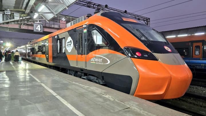 नई वंदे भारत जैसी आधुनिक ट्रेनों में सफेद, ग्रे, ऑरेंज रंग का इस्तेमाल हो रहा है. ये रंग आधुनिक तकनीक, तेज रफ्तार और नई सोच का प्रतीक है. इससे ट्रेन की पहचान दूर से ही हो जाती है कि यह पारंपरिक नहीं, बल्कि नई पीढ़ी की ट्रेन है.