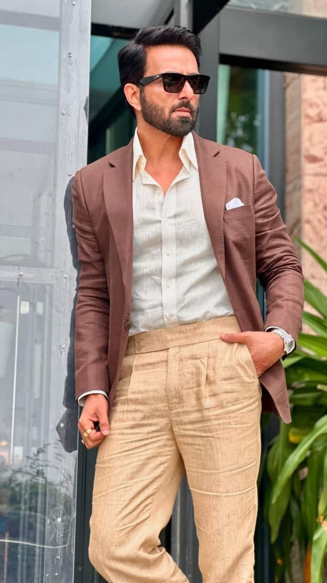 এরপরে,  ১৯৯৯ সালে দক্ষিণী ছবির হাত ধরে অভিনয় জীবন শুরু করেন সোনু সুদ। প্রচুর দক্ষিণী ছবিতে কাজ করেছেন অভিনেতা। এরপরে, ২০০২ সালে তাঁর হিন্দি ছবি মুক্তি পায়। শহীদ এ আজম-এ ভগত সিং-এর চরিত্রে অভিনয় করে নজর কাড়েন তিনি।