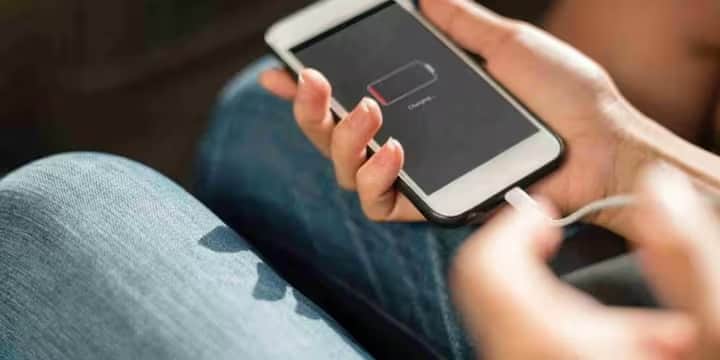 Smartphone Charging: આજકાલ, મોટાભાગના લોકો સૂતા પહેલા પોતાના ફોન ચાર્જ પર લગાવે છે અને સવારે ઉઠ્યા પછી 100% બેટરી સાથે તેનો ઉપયોગ કરે છે. આજકાલ, મોટાભાગના લોકો સૂતા પહેલા તેમના ફોન ચાર્જ કરે છે અને જાગ્યા પછી 100% બેટરી સાથે તેનો ઉપયોગ કરે છે. આ આદત અનુકૂળ લાગે છે, પરંતુ નિષ્ણાતો કહે છે કે રાત્રે તમારા ફોનને ચાર્જ કરવાથી બેટરી લાઇફ માટે હાનિકારક બની શકે છે. ખાસ કરીને 100% ચાર્જ પર ચાર્જ કરવાથી તમારા સ્માર્ટફોનને ધીમે ધીમે ઝેરી બનાવી શકાય છે.