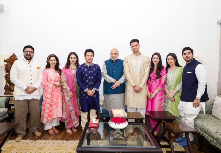 सचिनने कुटुंबीयांसोबत केंद्रीय गृहमंत्री अमित शाहांचीही भेट घेतली आणि त्यांना लग्नाचे निमंत्रण दिलं.