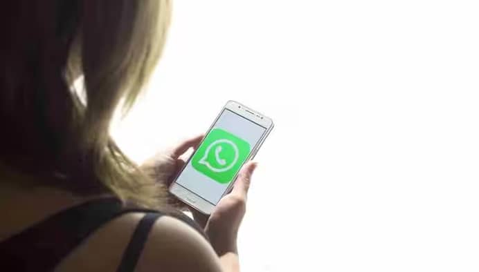 Whatsapp: આજે વોટ્સએપ આપણા રોજિંદા જીવનનો એક અભિન્ન ભાગ બની ગયું છે. ચેટિંગથી લઈને ફોટા, વીડિયો અને દસ્તાવેજો શેર કરવા સુધી, બધું જ આ એપ મારફતે કરવામાં આવે છે. પરંતુ ઘણા લોકોને ખ્યાલ નથી હોતો કે વોટ્સએપ પર મોકલવામાં આવેલા કેટલાક મેસેજ તમને કાનૂની મુશ્કેલીમાં મુકી શકે છે. મજાક, ગુસ્સામાં અથવા વિચાર્યા વગર મોકલવામાં આવેલ મેસેજ તમને પોલીસના રડારમાં લાવી શકે છે.