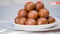 Gulab Jamun Recipe: घर में कैसे बनाएं हलवाई से भी टेस्टी और सॉफ्ट गुलाब जामुन? हर कोई चाटने लगेगा उंगलियां