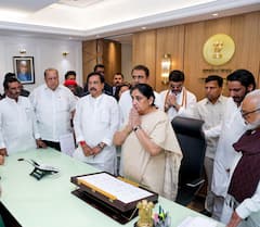 माझी माय...बाबांच्या खुर्चीवर आई बसताच पार्थ पवारांनी हुंदका आवरला, पण शेवटी अश्रुंचा बांध फुटला, काळीज चिरणारं चित्र!