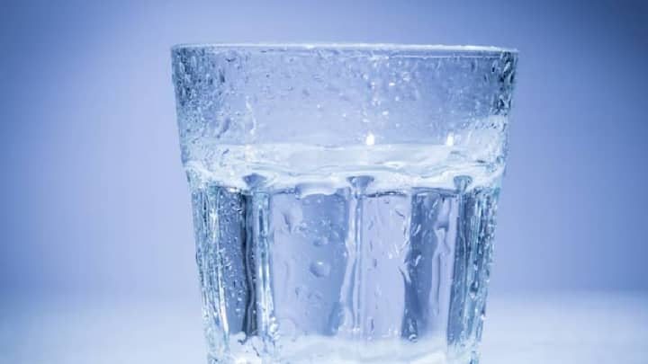 કેટલાક લોકો ગરમીમાં ફ્રિઝનું ઠંડું પાણી પીતા હોય છે. આ આદત તમારા સ્વાસ્થ પર નકારાત્મક અસર કરે છે. ગરમી કે ઠંડી હોય, હંમેશા સામાન્ય પાણી જ પીવું જોઈએ. ફ્રિજનું ઠંડું પાણી પીવાથી ગળામાં દુખાવો થાય છે.