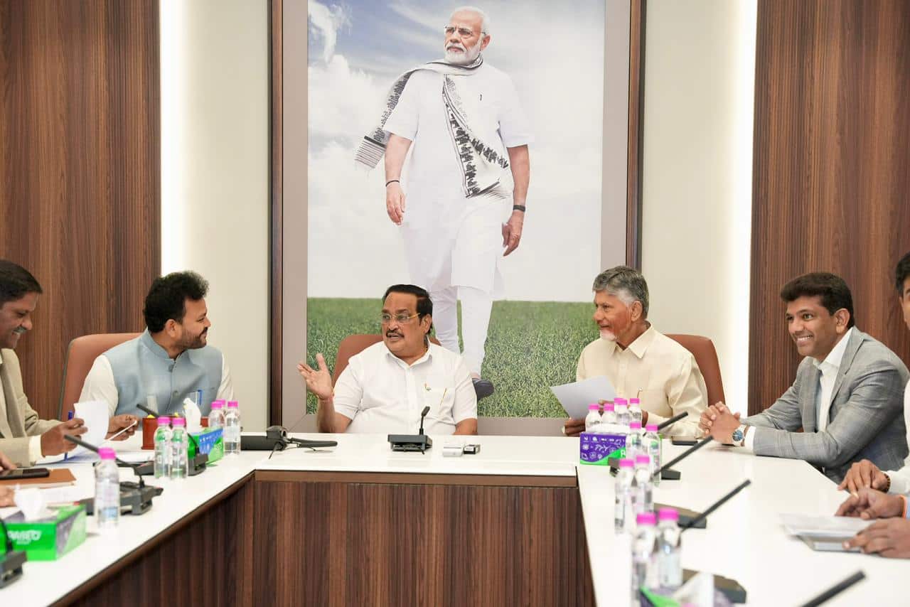 Chandrababu In Delhi: రాజధాని అమరావతికి చట్టబద్ధత సహా నదీ జలాల వివాదంపై కేంద్ర మంత్రులతో చంద్రబాబు భేటీ