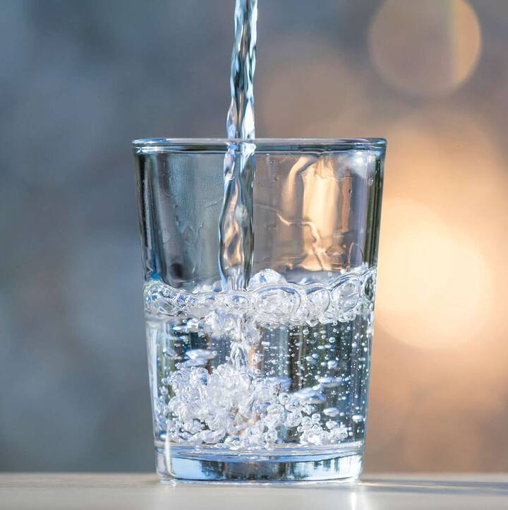 सकाळी पाणी प्यायल्याने पचनक्रिया व्यवस्थित होते. दिवसभर शरीर हायड्रेट राहण्यास मदत होते.