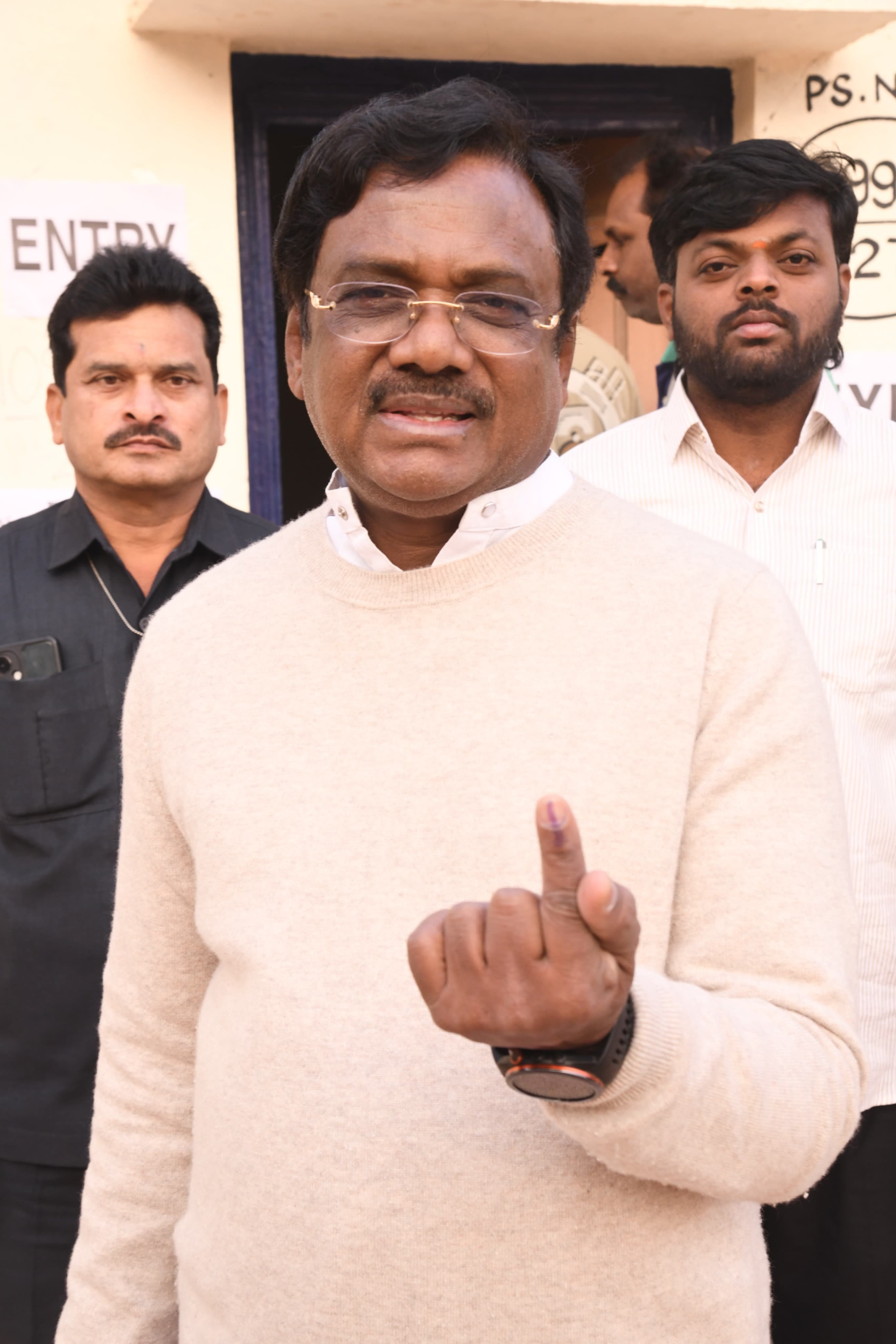 Telangana Municipal Elections 2026: నివాసం నుంచి నడుచుకుంటూ వెళ్లి ఓటు హక్కు వినియోగించుకున్న మంత్రి వివేక్ వెంకటస్వామి