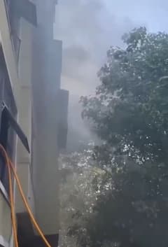 धक्कादायक! घरातील फ्रीजचा स्फोट, घरगुती साहित्याची राखरांगोळी; इमारतीच्या उंच मजल्यापर्यंत धुराचे लोट