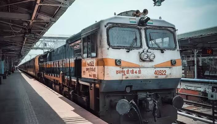 આ કોચ મૂળ મરૂન રંગના હતા, પરંતુ સમય જતાં રેલવેએ વાદળી રંગ અપનાવ્યો કારણ કે તે સૂર્યપ્રકાશ અને ધૂળમાં વધુ ટકાઉ માનવામાં આવે છે. ભીડવાળા પ્લેટફોર્મ પર પણ વાદળી કોચ સરળતાથી ઓળખી શકાય છે. મરૂન ભારતીય રેલ્વેના ઇતિહાસનું પ્રતિનિધિત્વ કરે છે. ભૂતકાળમાં લગભગ બધી ટ્રેનો આ રંગથી રંગાયેલી હતી. આજે પણ કેટલીક હેરિટેજ ટ્રેનો અથવા જૂના કોચ મરૂન રંગમાં જોવા મળે છે. આ રંગ રેલવેના શરૂઆતના દિવસો અને જૂની ટેકનોલોજીની યાદ અપાવે છે. જોકે, હવે નવા કોચમાં તેનો ઉપયોગ દુર્લભ બની ગયો છે.