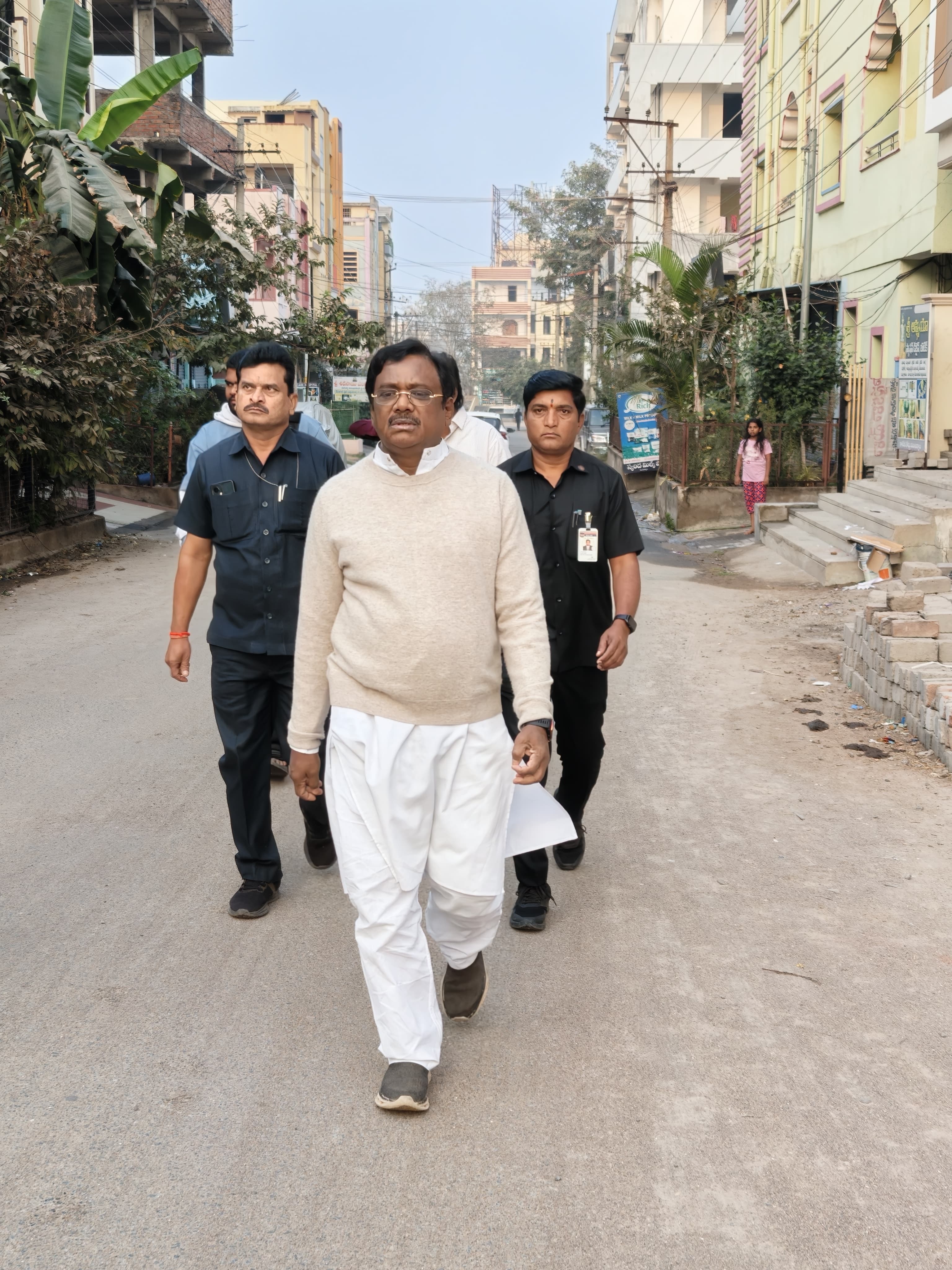 Telangana Municipal Elections 2026: నివాసం నుంచి నడుచుకుంటూ వెళ్లి ఓటు హక్కు వినియోగించుకున్న మంత్రి వివేక్ వెంకటస్వామి