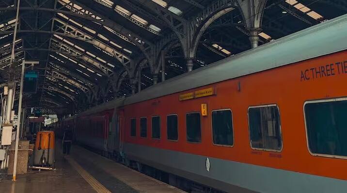 ભારતમાં રેલવે ફક્ત પરિવહનનું સાધન નથી, પરંતુ એક સંપૂર્ણ સિસ્ટમ છે. કોચના રંગો મુસાફરો અને રેલ્વે કર્મચારીઓ બંને માટે સંકેત તરીકે કામ કરે છે. કયો કોચ એસી છે, કયો સ્લીપર છે, અને કયો ખાસ હેતુ માટે રચાયેલ છે તે બધું રંગ જોઈને જાણી શકાય છે.
