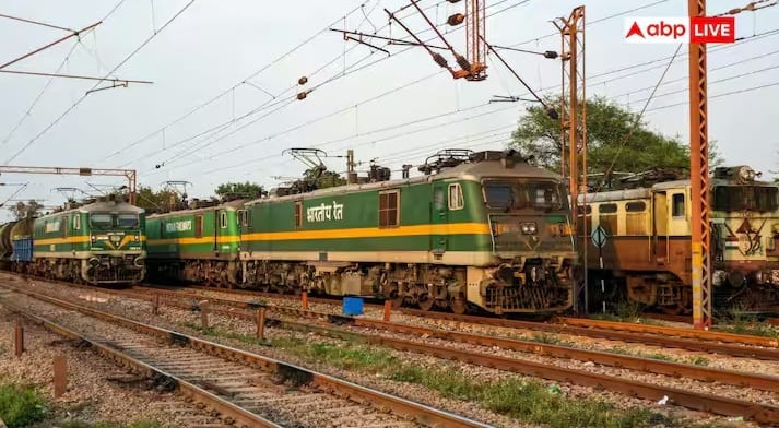 જ્યારે તમે સ્ટેશન પર ઉભી રહેલી ટ્રેન જુઓ છો ત્યારે સૌથી પહેલા જે વસ્તુ તમારી નજર ખેંચે છે તે તેનો રંગ છે. કેટલાક કોચ વાદળી હોય છે, કેટલાક લાલ હોય છે, કેટલાક લીલા હોય છે, અને કેટલીક નવી ટ્રેનો ગ્રે રંગના રંગોમાં ચમકતી હોય છે. લોકો ઘણીવાર વિચારે છે કે આ રંગો ફક્ત દેખાવ માટે છે, પરંતુ સત્ય ઘણું અલગ છે. ભારતીય રેલવે પર દરેક રંગ તેની સાથે એક ઓળખ, કાર્ય અને વાર્તા વહન કરે છે. જો તમે આ રહસ્યોને સમજો છો તો તમારી આગામી ટ્રેનની મુસાફરી સંપૂર્ણપણે અલગ હશે.