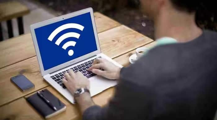 WiFi and Mobile Data: આજના ડિજિટલ યુગમાં વાઇ-ફાઇ અને મોબાઇલ ઇન્ટરનેટ આપણા જીવનનો એક ભાગ બની ગયા છે. ઘરે હોય કે ઓફિસમાં રાઉટર 24 કલાક ચાલુ હોય છે અને સ્માર્ટફોન સતત નેટવર્ક સાથે જોડાયેલા રહે છે. દરમિયાન લોકો વિચારી રહ્યા છે કે રાત્રે વાઇ-ફાઇ અથવા મોબાઇલ ડેટા ચાલુ રાખવો તેમના સ્વાસ્થ્ય માટે સારું છે કે તેને બંધ કરવું વધુ સારું છે. ક્યારેક સોશિયલ મીડિયા પર ભયાનક વાતો સામે આવે છે, પરંતુ સત્યને સમજવા માટે વિજ્ઞાન અને સંશોધનને સમજવું મહત્વપૂર્ણ છે.