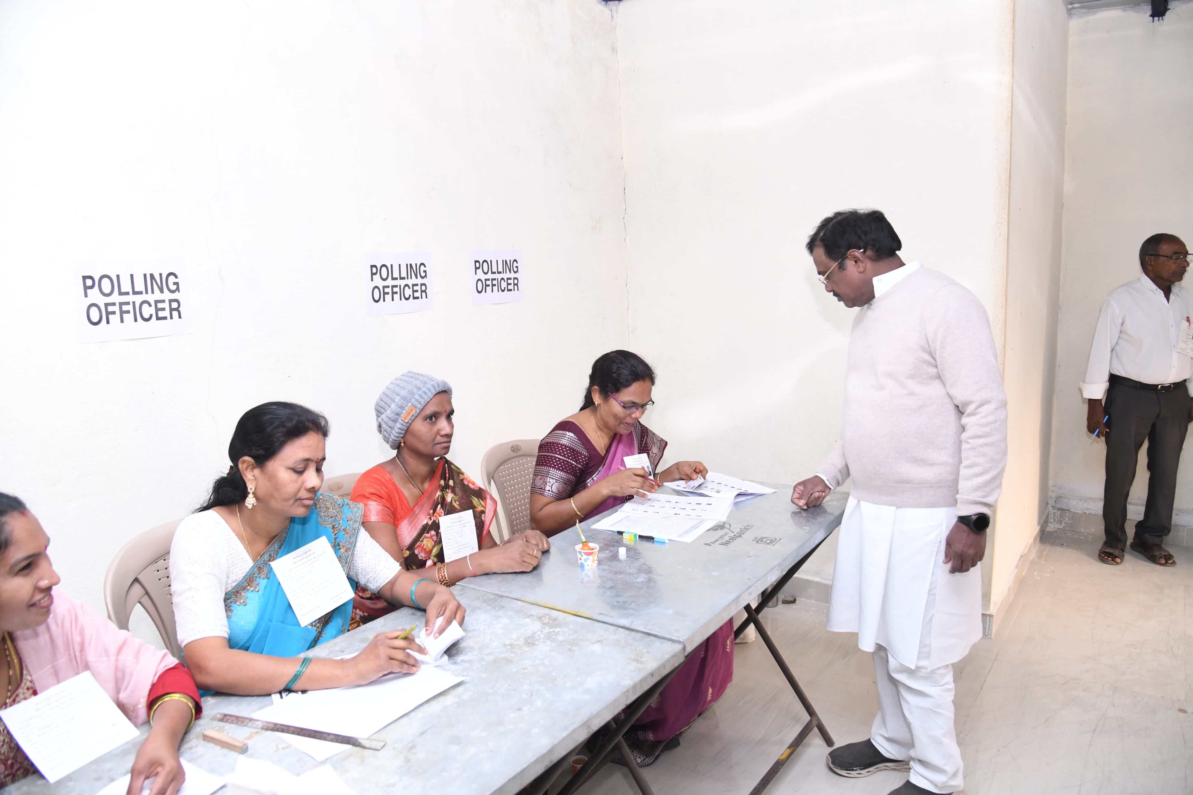 Telangana Municipal Elections 2026: నివాసం నుంచి నడుచుకుంటూ వెళ్లి ఓటు హక్కు వినియోగించుకున్న మంత్రి వివేక్ వెంకటస్వామి