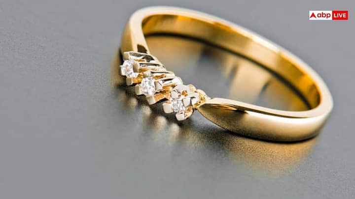 सिर्फ एक ग्राम वजन की अंगूठी बनाई जा सकती है. साथ ही यह 22 कैरेट सोने में बनेगी. यह अंगूठियां आमतौर पर पतली और डिजाइन में मिनिमलिस्ट होती हैं. इन्हें अक्सर बच्चों, सिंबॉलिक गिफ्ट देने या काफी हल्के इस्तेमाल के लिए खरीदा जाता है. लेकिन कम वजन की वजह से यह नाजुक होती हैं.