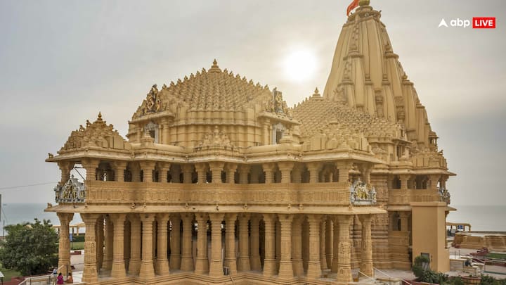 जिन लोगों की जन्म की तारीख 3, 12, 21, 30 ग्रहों का प्रभाव जुपिटर पश्चिम तट पर बना सोमनाथ मंदिर भारत का एक और चारधाम मंदिर है. यह एक प्रसिद्ध मशहूर ज्योतिर्लिंग है जिसकी मौजदूगी हमेशा रहेगी. माना जाता है कि, इन तारीखों  पर जन्मे लोग इस मंदिर की ऊर्जा से दिव्य शक्ति से जुड़ते हैं. समुद्र से आने वाली लहरों की आवाज शांति लाती है. यहां की यात्रा किसी भी आध्यात्मिक यात्रा को समझने में मदद करते हैं.