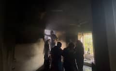 धक्कादायक! घरातील फ्रीजचा स्फोट, घरगुती साहित्याची राखरांगोळी; इमारतीच्या उंच मजल्यापर्यंत धुराचे लोट