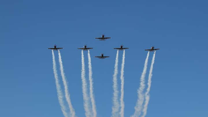 लैंडिंग के समय यह लगभग 230 से 260 किलोमीटर प्रति घंटा के बीच रहती है. ऐसा इसलिए किया जाता है ताकि रनवे पर सुरक्षित तरीके से टचडाउन हो सके. तेज रफ्तार पर उतरना खतरनाक हो सकता है.