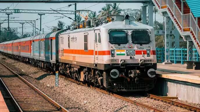 લાલ રંગ સામાન્ય રીતે એસી કોચ, ચેર કાર અને પ્રીમિયમ ટ્રેનો પર જોવા મળે છે. આ રંગો આરામ, સુવિધા અને થોડી પ્રીમિયમ સેવા દર્શાવે છે. રેલ્વે ઇચ્છતી હતી કે મુસાફરો પ્લેટફોર્મ પર એસી કોચને ઝડપથી ઓળખે, તેથી આ રંગ પસંદ કરવામાં આવ્યો.