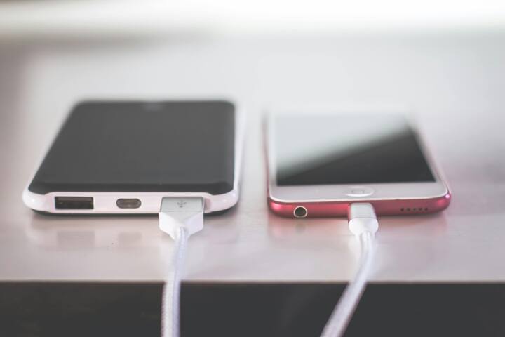 আইফোনে ব্যবহারকারীদের Optimized Battery Charging চালু করা উচিত, যা ফোনের ব্যবহারের অভ্যাসের সাথে চার্জিংকে পরিচালনা করে এবং বেশিক্ষণ ধরে ১০০% -এ চার্জ ধরে রাখে না।