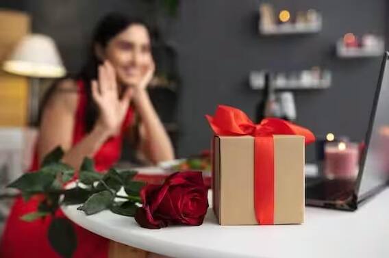Relatinship Tips : 'व्हॅलेंटाईन डे' ला वाढवा तुमच्या नात्यातील गोडवा! नातं सुधारण्यासाठी करा 'हे' ज्योतिषीय उपाय