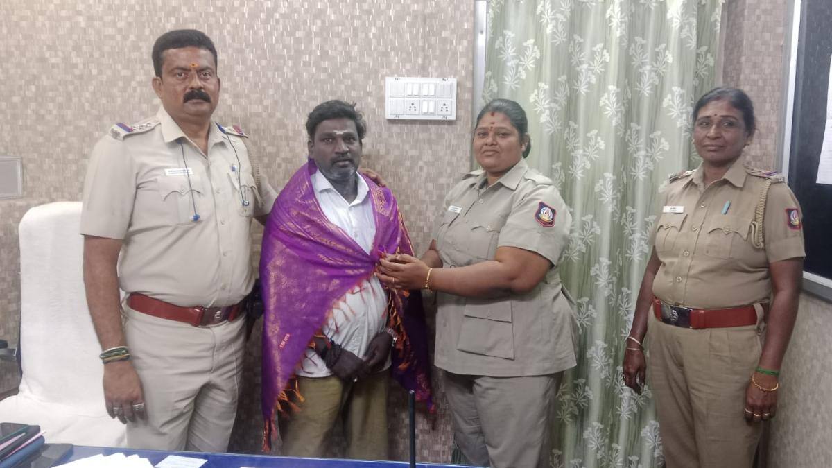 கீழே கிடந்த தாலி: ஊழியர் பாரதி செய்த 'அந்த' காரியம் - ஸ்தம்பித்துப் போன காஞ்சிபுரம்!