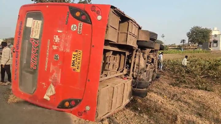 अपघातानंतर परिसरातील नागरिकांनी तात्काळ घटनास्थळी धाव घेत विद्यार्थ्यांना बाहेर काढले.