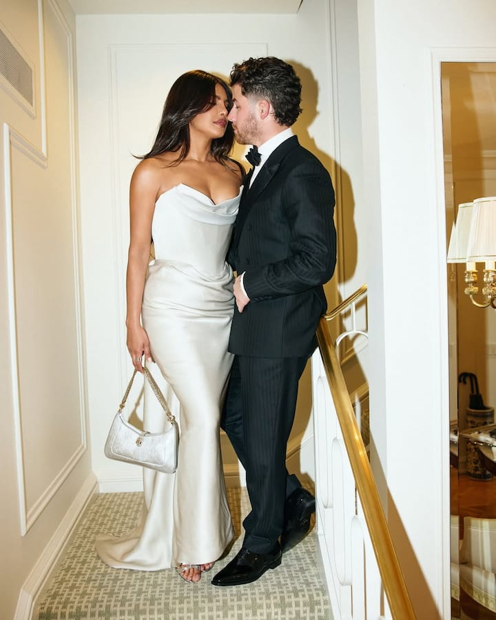 Priyanka and Nick's love story is no less than a film story. In 2016, Nick messaged Priyanka and in 2017, both of them met for the first time at the Vanity Fair Oscar Party. After this, the closeness of both of them increased and in 2018, they got married in a royal wedding that lasted for three days in Jodhpur according to both Hindu and Christian customs.