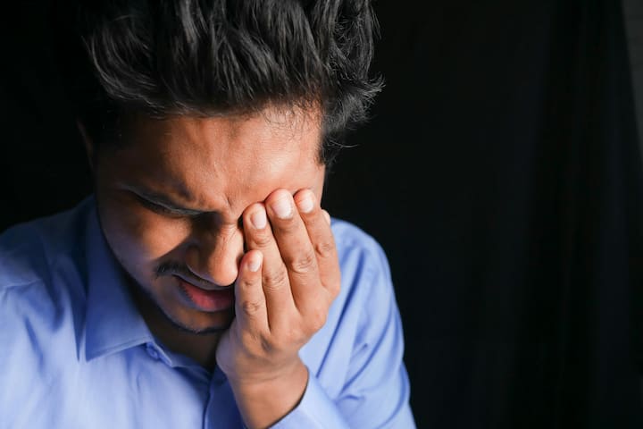 ফ্যাটি লিভারের সমস্যা দেখা দিলে সারাক্ষণ একটা গা-গোলানো বমি ভাব অনুভূত হবে আপনার। খাবার দেখলেই যদি খেতে ইচ্ছে না করে, গা-গোলায়, বমি পায় তাহলে বুঝতে হবে ফ্যাটি লিভারের সমস্যা দেখা দিয়েছে।
