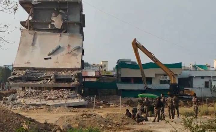 गेल्या काही दिवसांपासून या चार मजली इमारतीला पाडण्याचे काम नगरपंचायतीकडून सुरू होते. गुरुवारी नगरपंचायतीच्या पथकाने क्रेन ड्रिलच्या माध्यमातून इमारत जमिनीदोस्त केली.