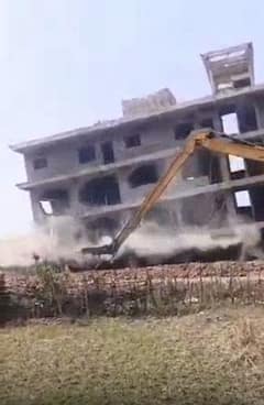 पत्त्याच्या बंगल्याप्रमाणे कोसळली, काँग्रेसच्या माजी ZP अध्यक्षांची इमारत भुईसपाट, बंदोबस्तात कारवाई