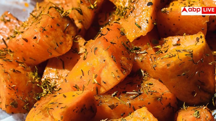 रोस्टेड शकरकंद चाट उन लोगों के लिए बेहतरीन है जो चाट खाना चाहते हैं लेकिन आलू से बचते हैं. शकरकंद के टुकड़ों को भूनकर उसमें प्याज, हरी चटनी, इमली की चटनी, दही, चाट मसाला और थोड़ा नींबू रस मिलाएं. ऊपर से सेव डालकर परोसें.