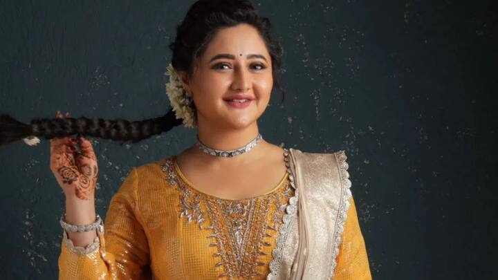 कलर्स टीव्हीवरील 'उतरन' या मालिकेमुळे रश्मीला मोठी ओळख मिळाली.  या मालिकेतील भूमिकेमुळे ती प्रकाशझोतात आली. त्यानंतर अभिनेत्री छोट्या पडद्यापुरती मर्यादित राहिली.