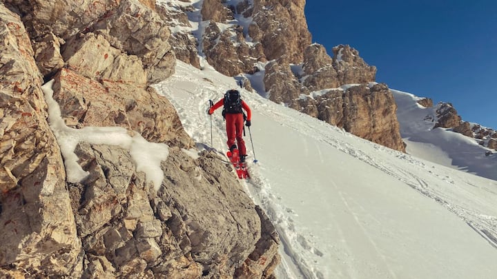व्यक्ति को चक्कर आना, भ्रम होना, निर्णय लेने में गलती करना जैसी समस्याएं होने लगती हैं. कई मामलों में हाई एल्टीट्यूड सेरेब्रल एडेमा (HACE) हो सकता है. यह स्थिति तब होती है जब दिमाग में सूजन आ जाती है. इसके लक्षणों में तेज सिरदर्द, उल्टी, लड़खड़ाकर चलना, व्यवहार में बदलाव और बेहोशी शामिल हैं. अगर तुरंत नीचे न उतरा जाए, तो यह जानलेवा साबित हो सकता है.